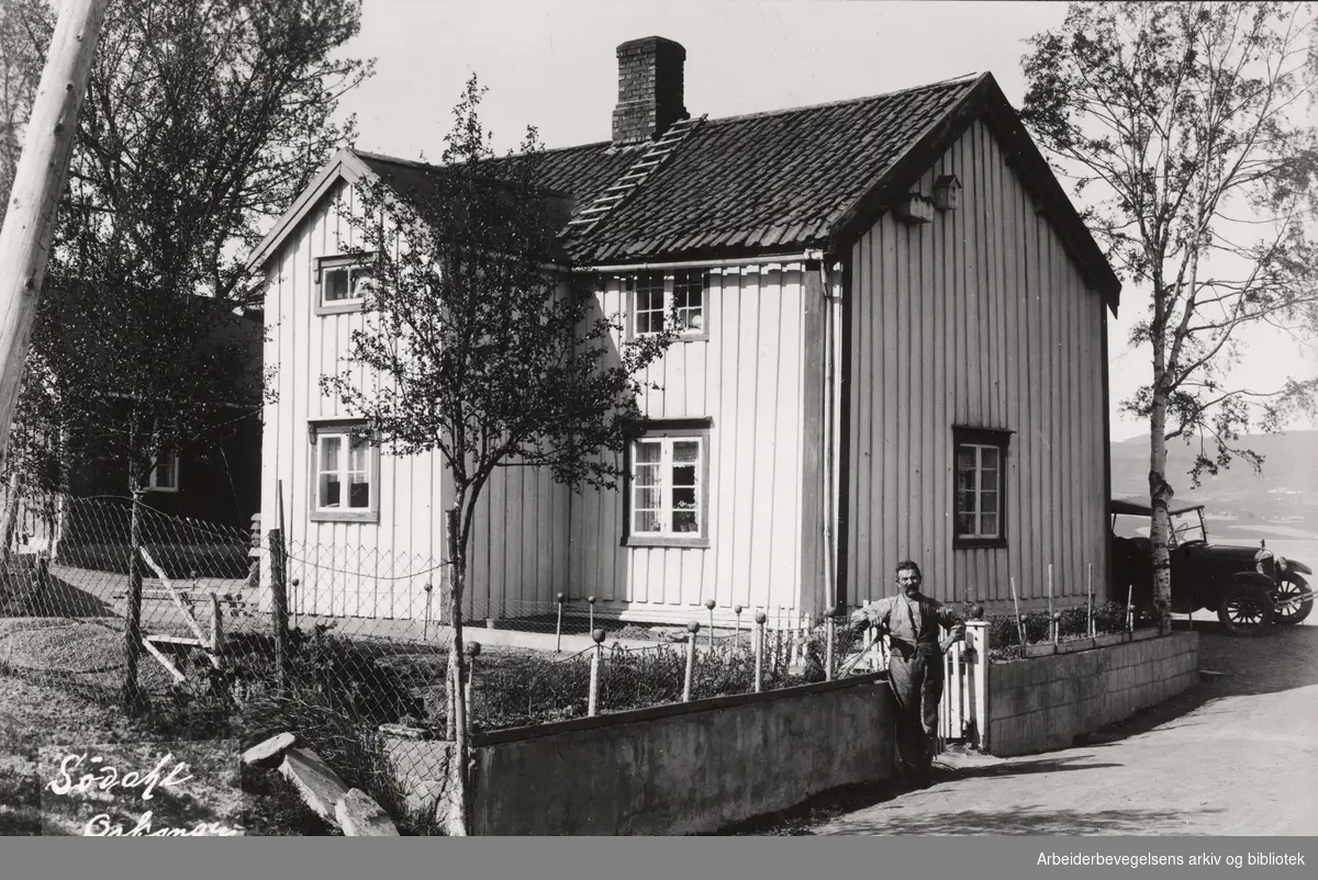 Artikkel i Arbeidermagasinet av Harald Langhelle om konflikten ved Pienes møller i Buvika, september 1913. Huset til Marius Folstads familie i Buvika. Marius Folstads far i porten.