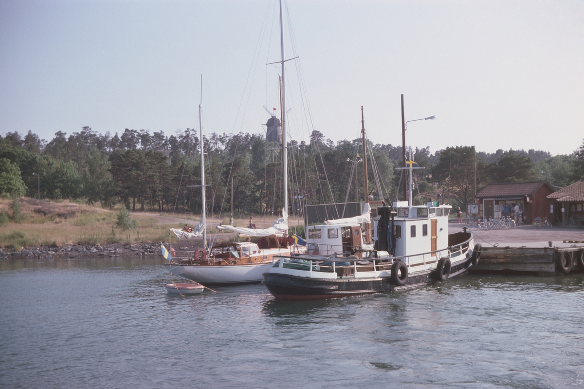 Kvarn, bogserbåt och segelbåt vid Utö.
