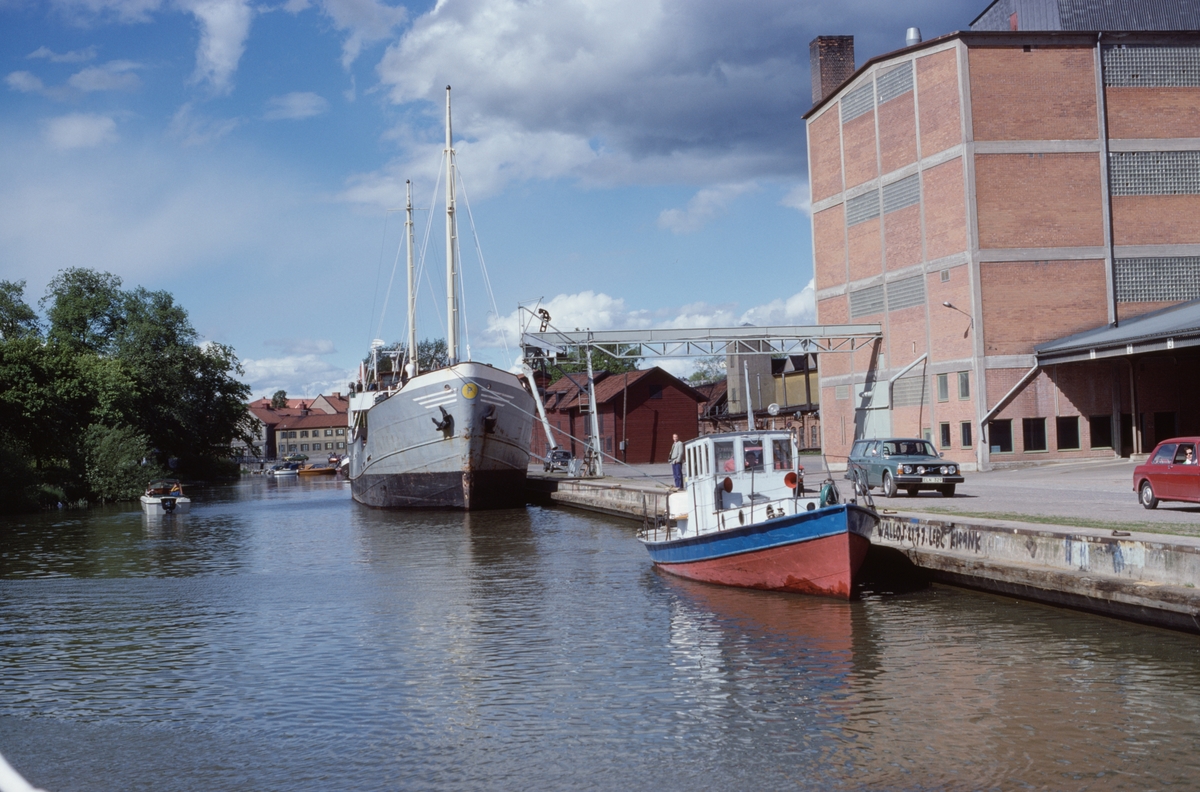 Bogserbåten (fd) Norra Dellen bogserar ett lastfartyg i Uppsala.
