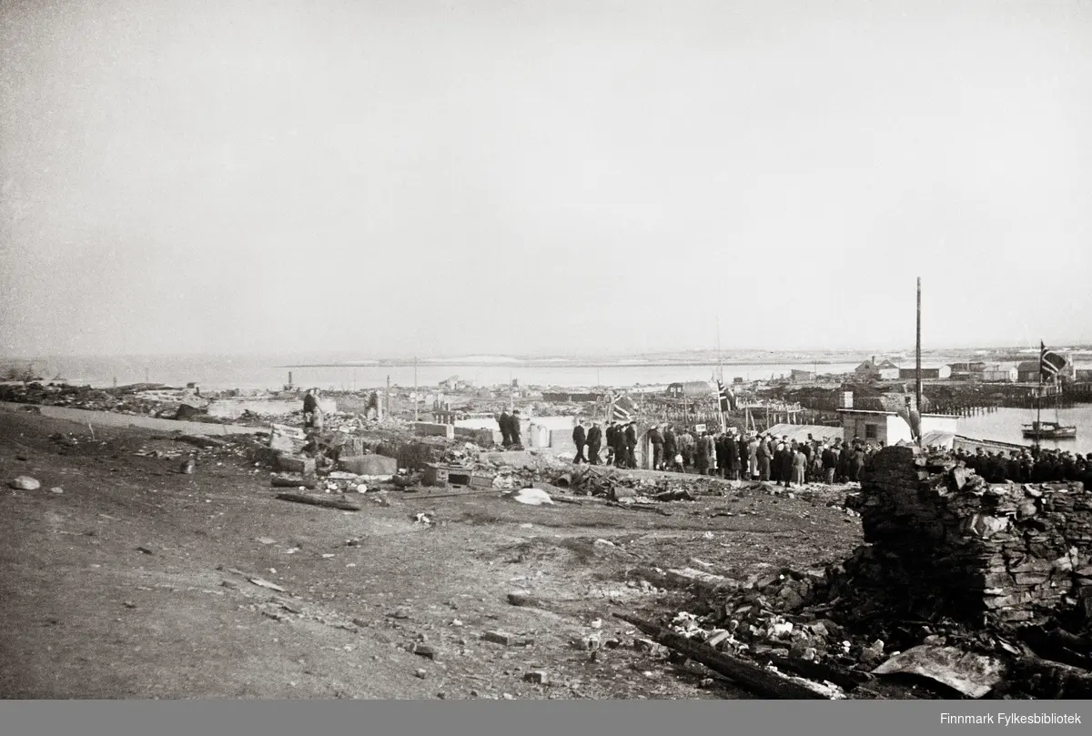 17.mai tog i en nedbrent by, Vadsø i 1945.