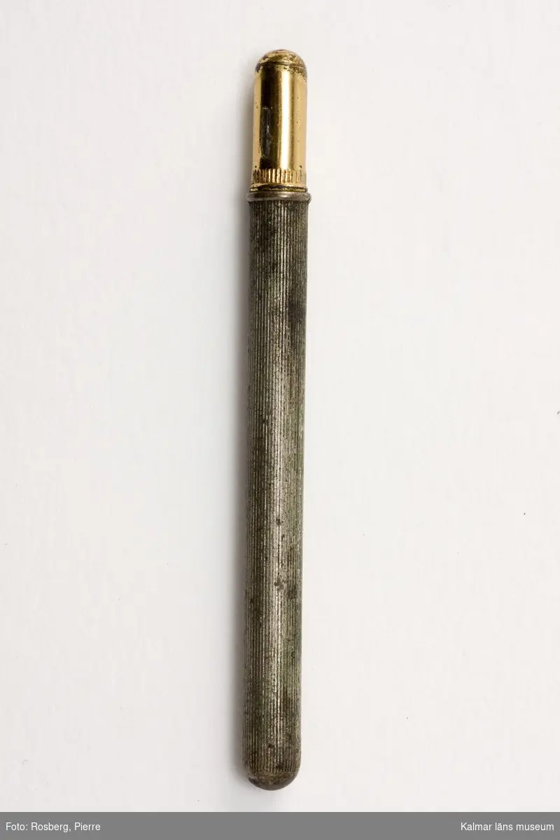 KLM 28779:42 Bläckpenna i etui, resepenna. Mått: ihopfälld i etuiet 8,4 cm, i användarläge L 9 cm. Stift av gåsfjäder, skaft/etui av metall. Etuiet vänds på och används som skaft.