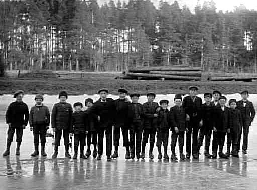 Skridskoåkande barn på Göta kanal