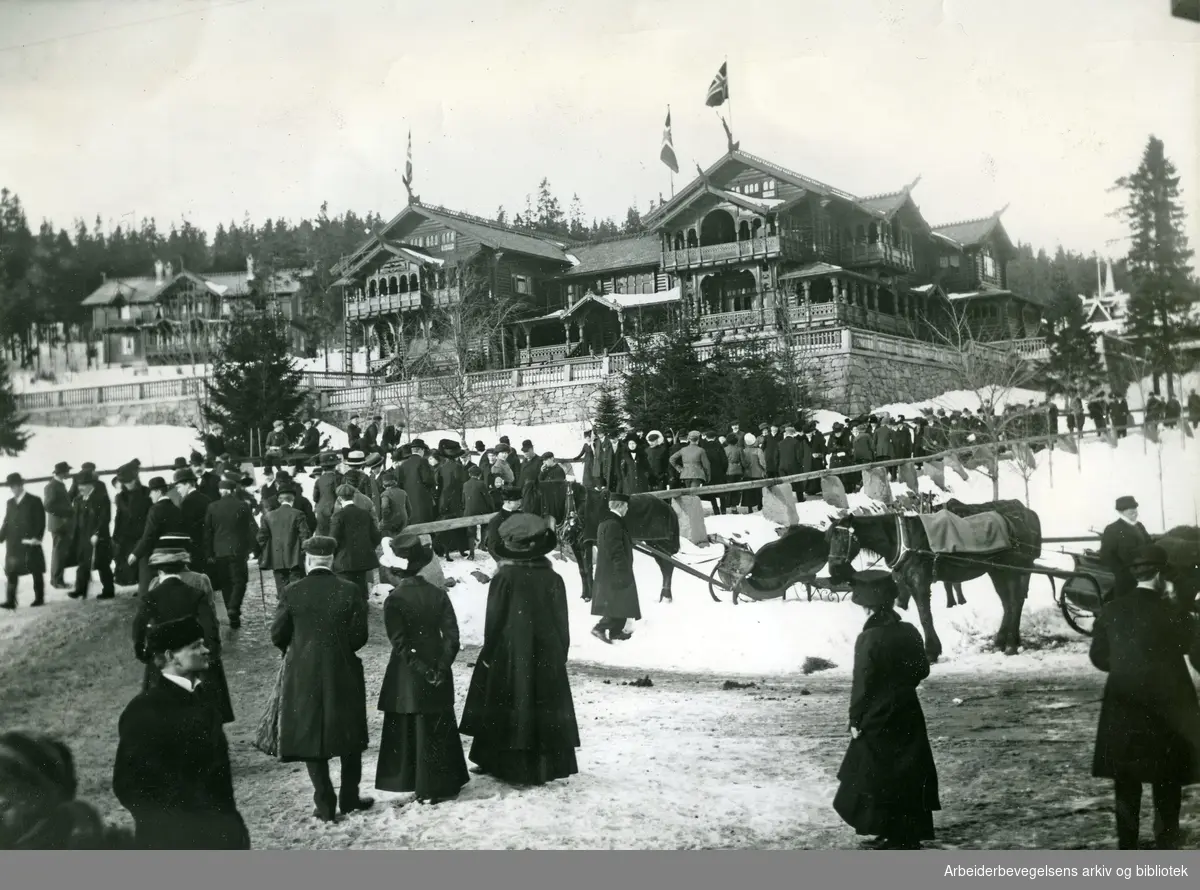 Holmenkollen Turisthotel. Totalskadet av brann 1914..Foto Wilse. Ca. 1900.