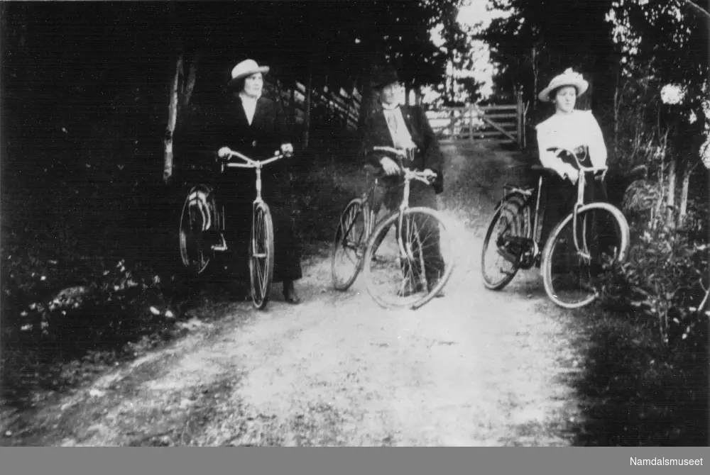 Tre personer på sykkeltur