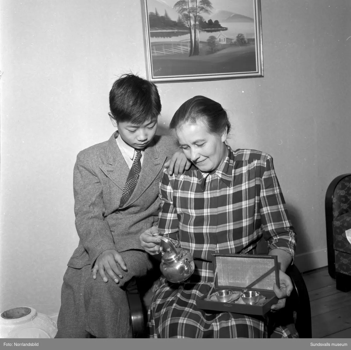 Hi Choon Lee, violinspelande 13-åring från Sydkorea som kom till Bredbyn, Anundsjö, för musikstudier 1953 på inbjudan av en svensk-koreansk förening. Han välkomnades att bo hemma hos fru Sara Östholm så länge han ville. Reportagebilder för Expressen.
