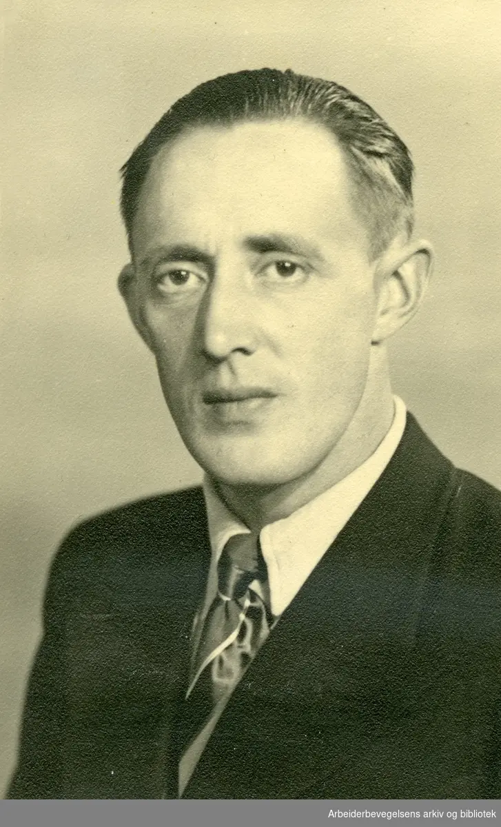 Ingvald Svinsaas (1912-1990). Forfatter. Debuterte i Arbeidermagasinet i 1946..