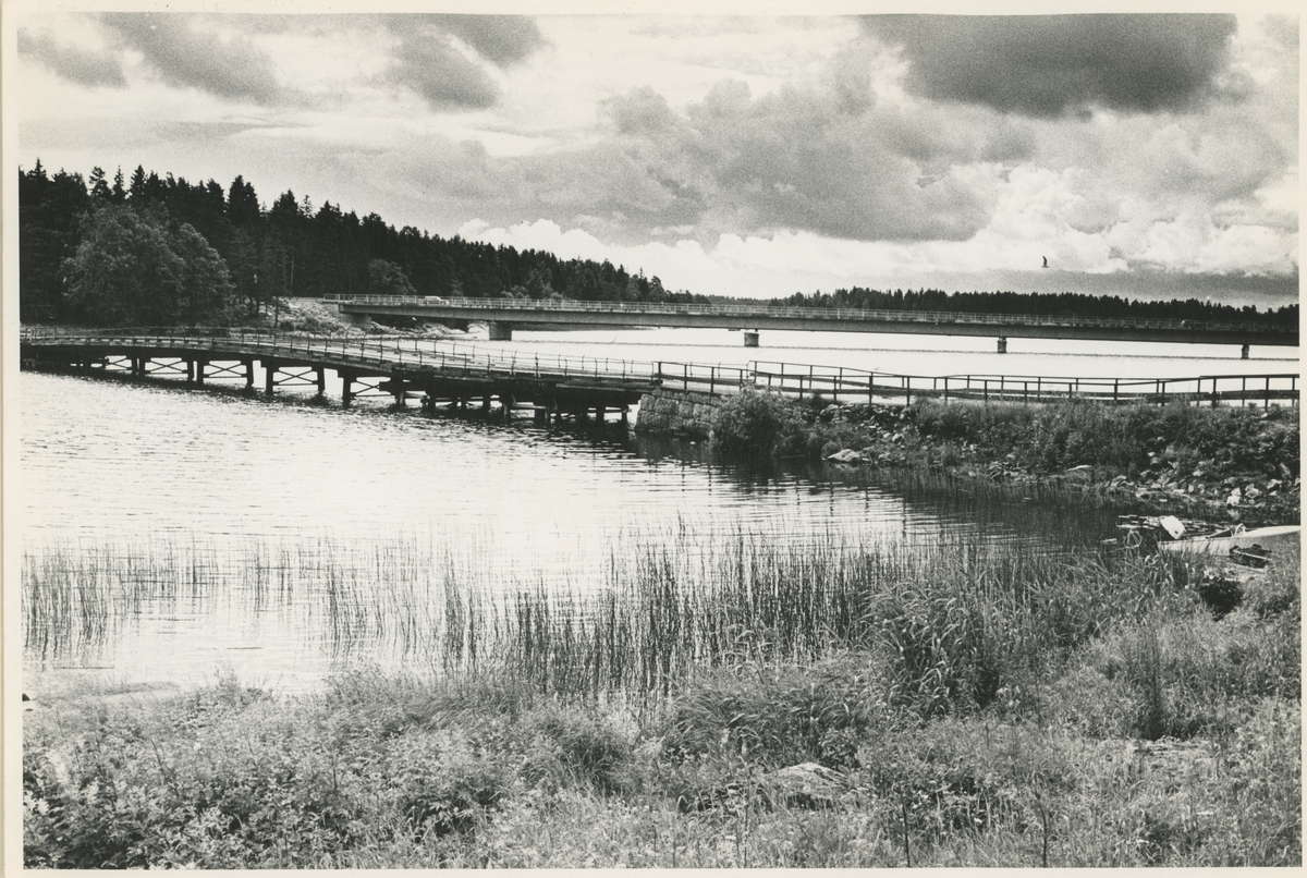 Rødsund bro, 2 bilder.

Bilde 1:
Foto fra 1971. Den nye broen under bygging, mot vest.

Bilde 2:
Foto fra 1972. Begge broene: den gamle (forgrunnen) og den nye (bakgrunnen).