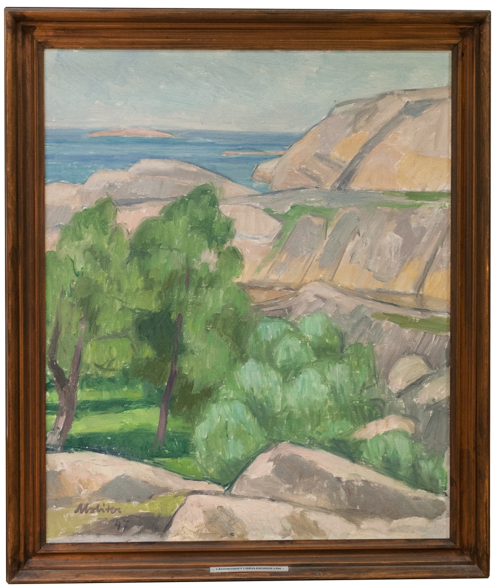 Oljemålning på duk, "Varm dag" av Oscar Molitor, 1947. Kustlandskap med klippor och i en dalgång gröna träd.