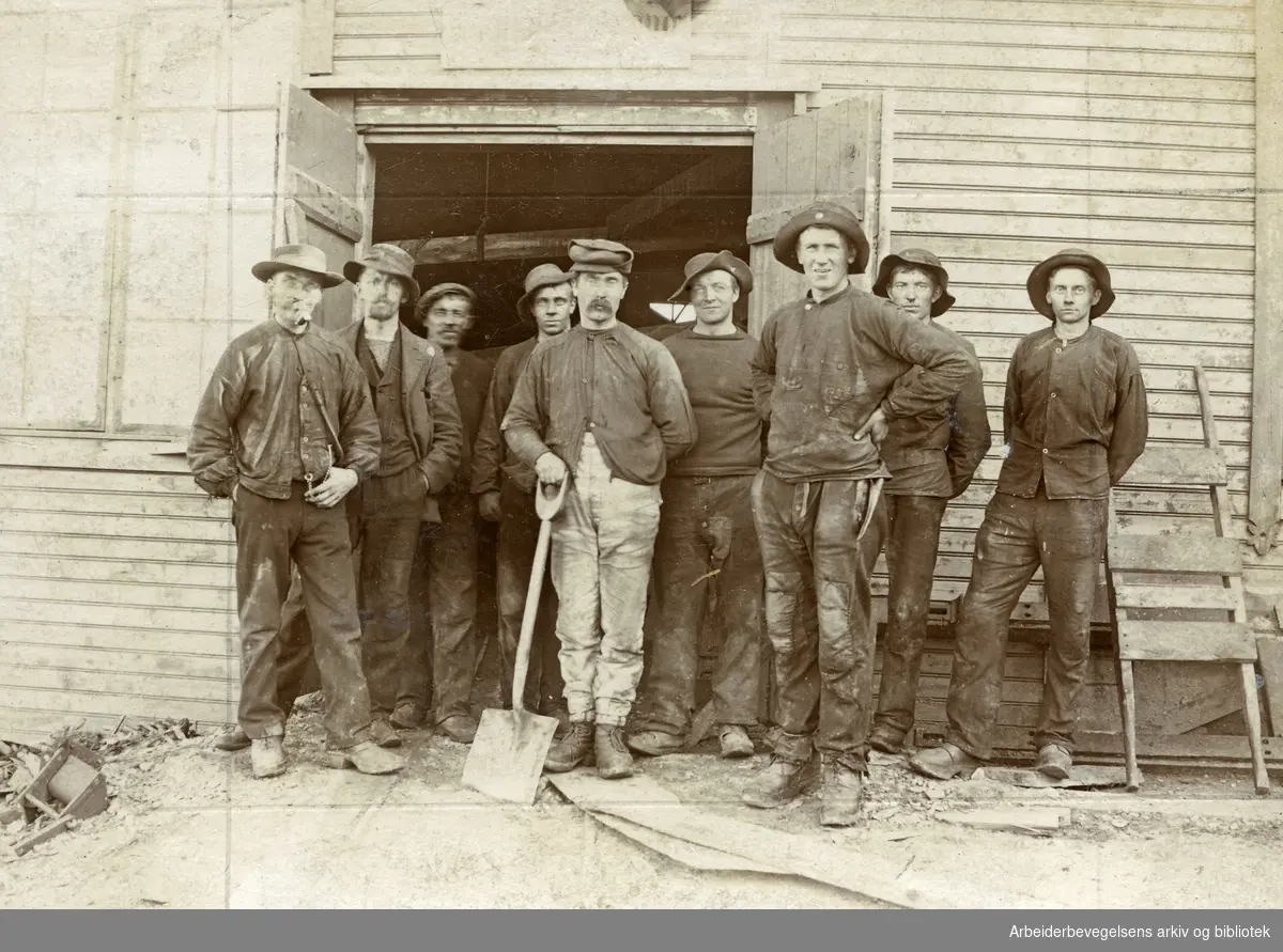 Arbeidere ved inngangen til Kongens gruve i Røros,.ca. 1890-1900.