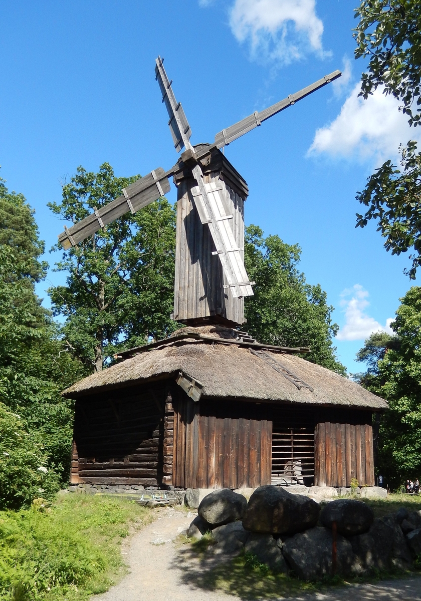 Främmestadskvarnen på Skansen är en så kallad holkkvarn, som består av ett timrat kvarnhus över vilket det smala och höga hjulhuset höjer sig. Hjulhuset är vridbart kring en trätrumma, den så kallade holken.

Främmestadskvarnen är daterad till 1750 och kommer från byn Gamlegården, Främmestads socken i Västergötland. Den flyttades till Skansen år 1900.