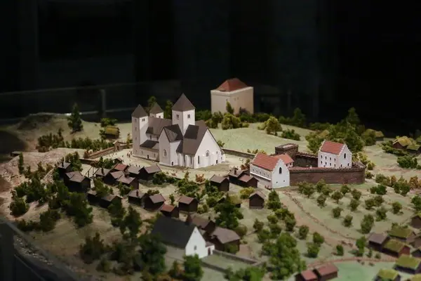 Hamarkaupangen med kloster, kirke, bispegård, kastell (vakttårn) og presteboliger finnes i modellform i museet på Domkirkeodden.. Foto/Photo