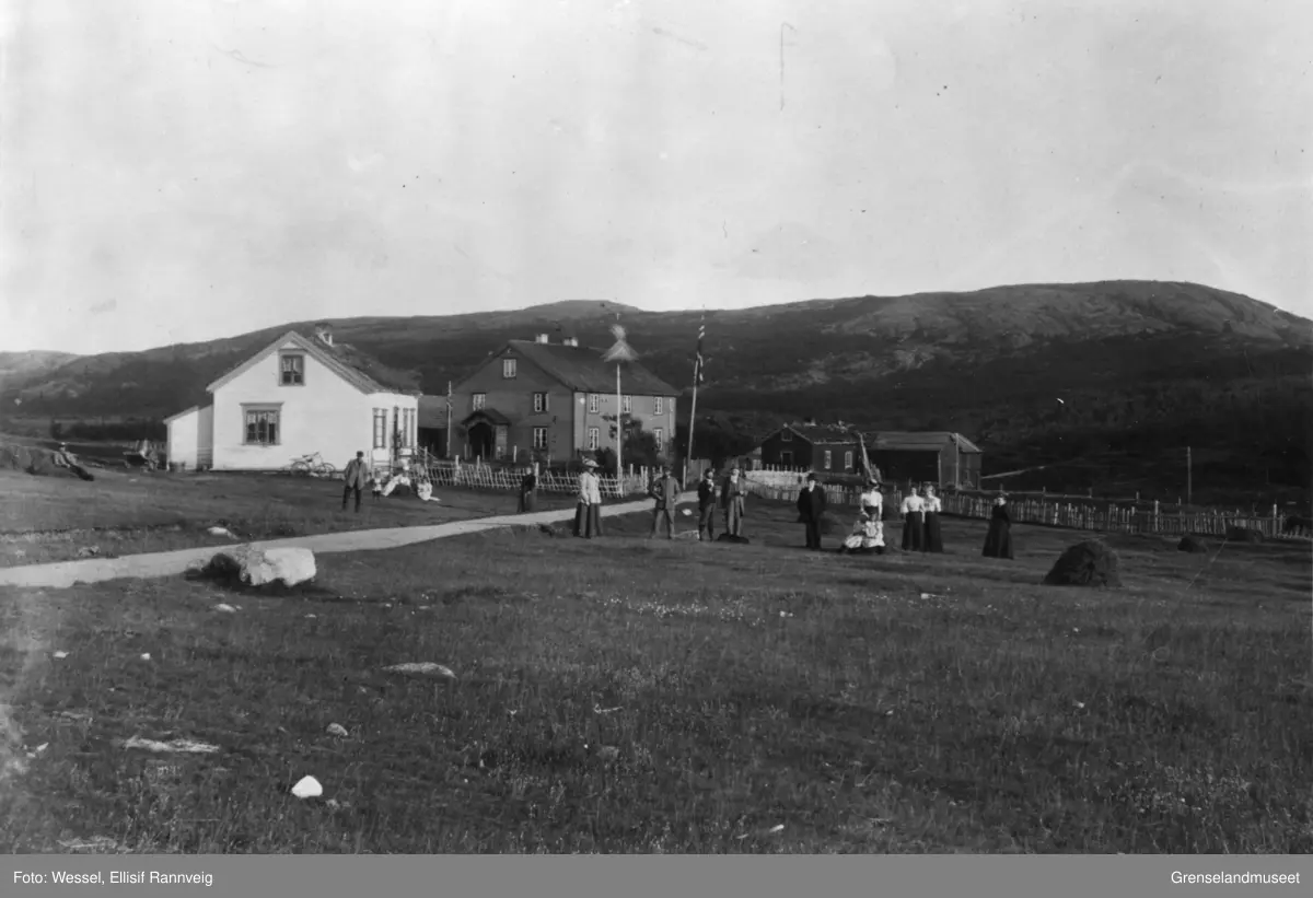 kirkenes-ca-1890-figenschous-hus-kirkenes-den-hvite-bygningen-er