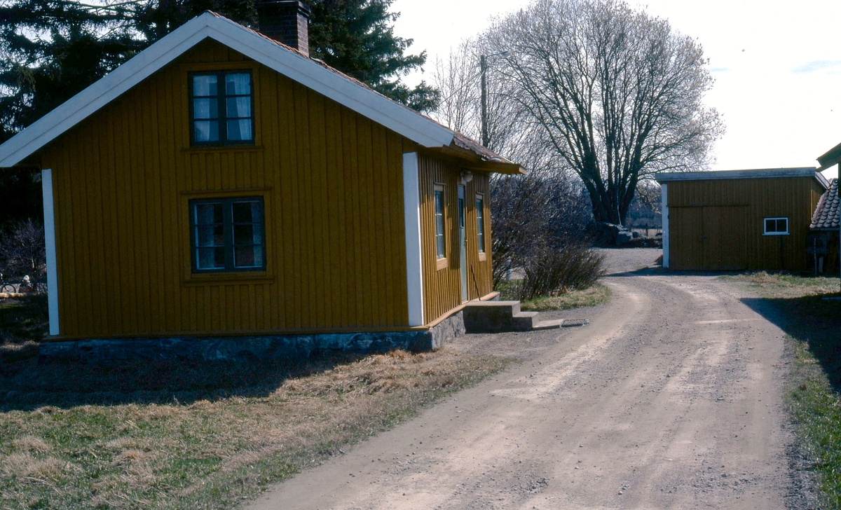 Tulebo Nordgård 1:6 "Mossen", "Helgessons" år 1980. Boningshus från cirka 1880. Uthus och smedja ligger till höger. Vägen är Tuleboängsväg. Huset revs cirka år 2000.