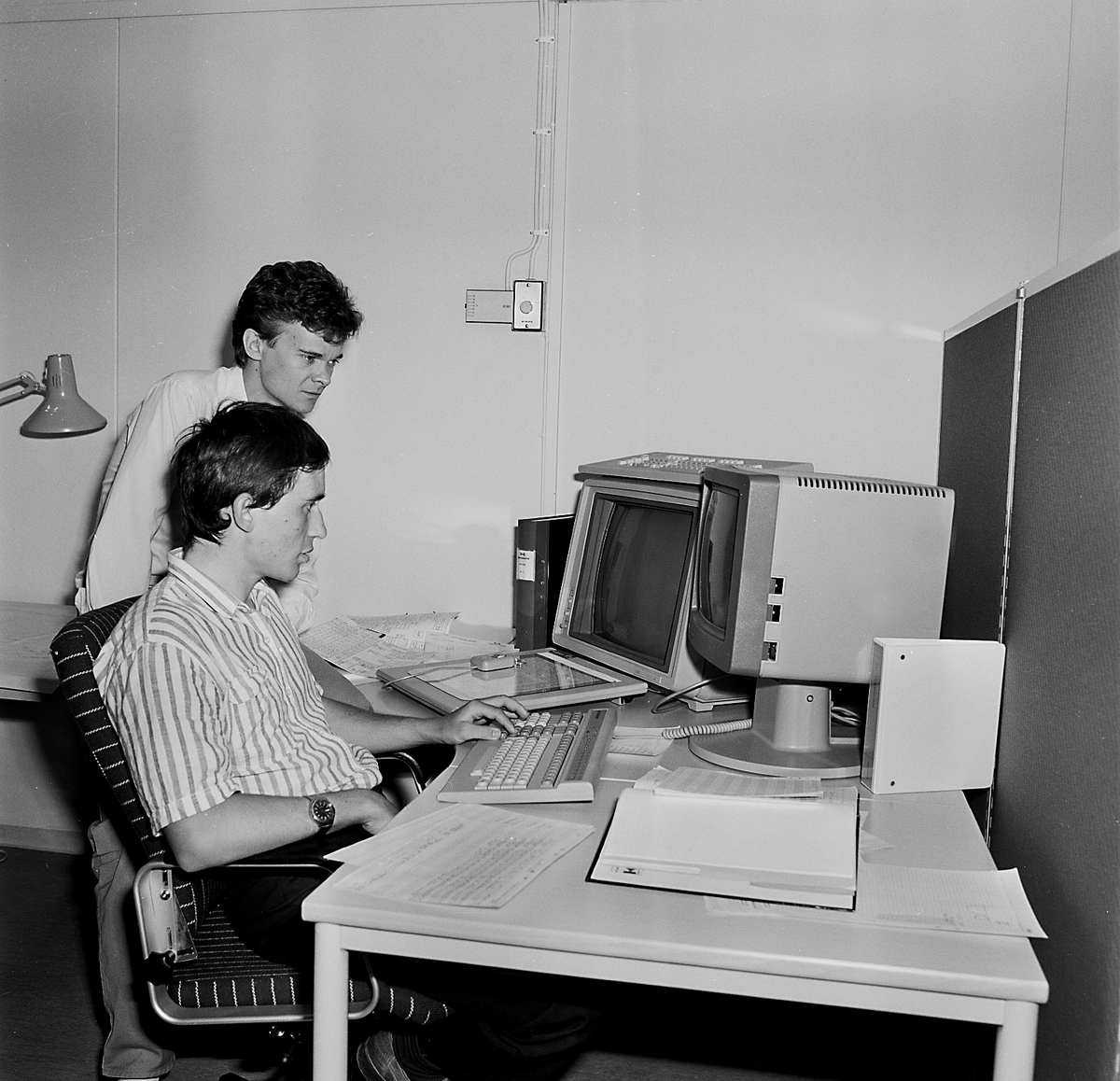 Varvet runt - en bildutställning.
Konstruktionsarbetet har sedan 1980-talet förändrats radikalt. Ritplankorna har försvunnit och ersatts av avancerade datorer. Lennart Isaksson (närmast) och Hans Svensson på Fartygsritkontoret.