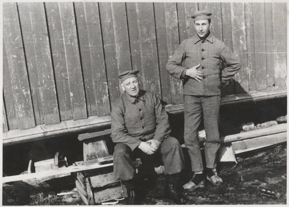 Fanger i Falstad fangeleir. F.v. John Aae og Ketil Martens. De var blant "Trondheimsgislene" på Falstad mars-juni 1942. Bildet er tatt på Falstad nedre, like ved stabburet som stod vest for driftsbygningen.
