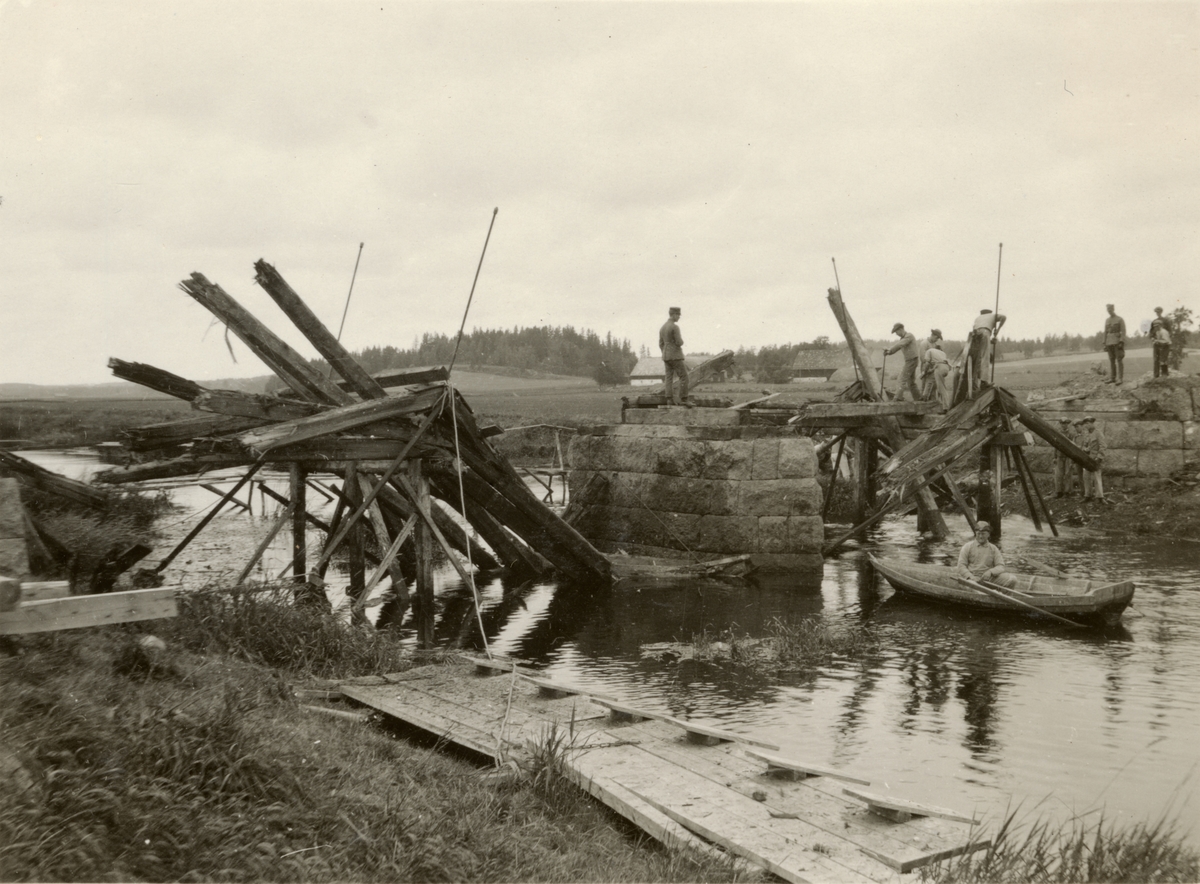 Text i fotoalbum: "Brobygget vid Gripenberg. Gamla bron sprängdes bort."