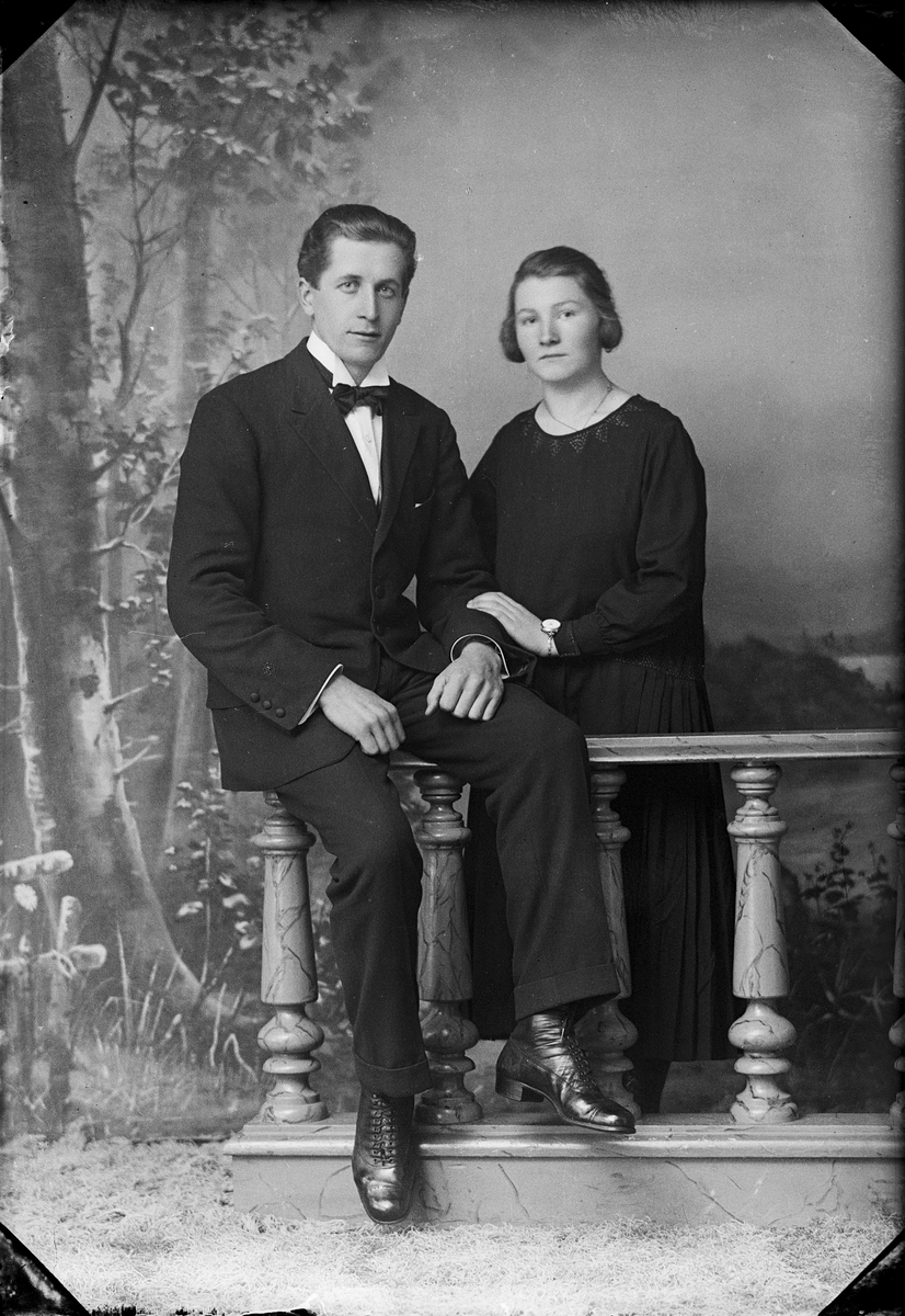 Ateljéporträtt - Aron Nordgren och kvinna från Berga, Edebo socken, Uppland 1923