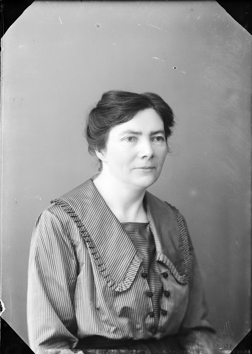 "Fru" Blomgren från Ed, Börstil socken, Uppland 1923