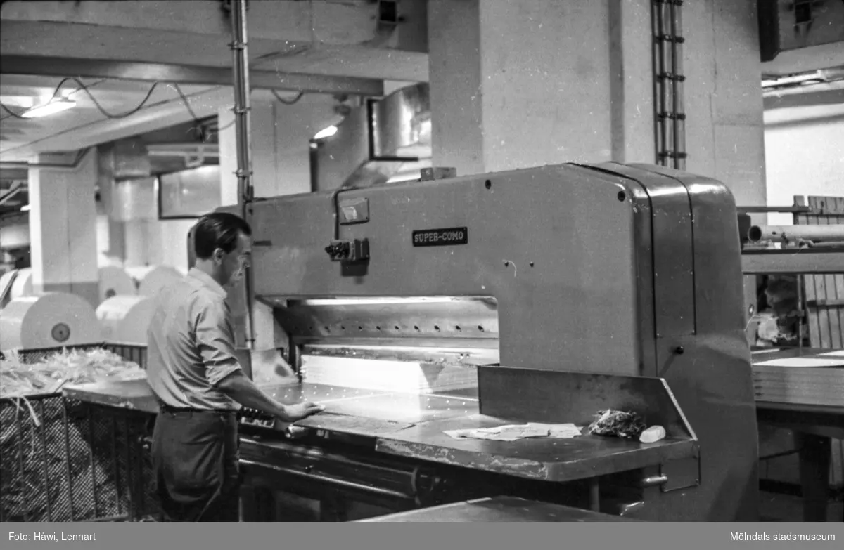 Man i arbete vid skärmaskin på pappersbruket Papyrus i Mölndal, hösten 1970.