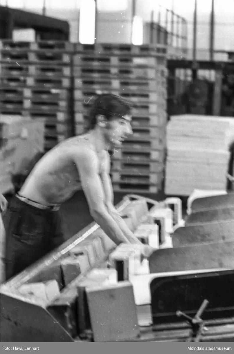 Man i arbete vid klipp på pappersbruket Papyrus i Mölndal, hösten 1970.