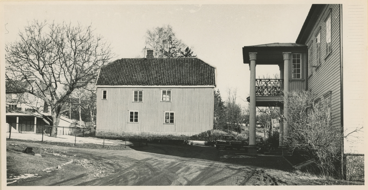 Fra Torderød gård. Ukjent årstall.
Detaljer: Huset midt i bildet må være et midlertidig "kulturhus".