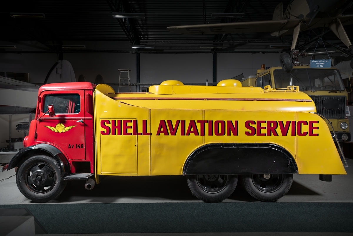 Tankbil, treaxlad av märket Fordson Sussex. Svenska Shells logotyp är målad på fordonet.