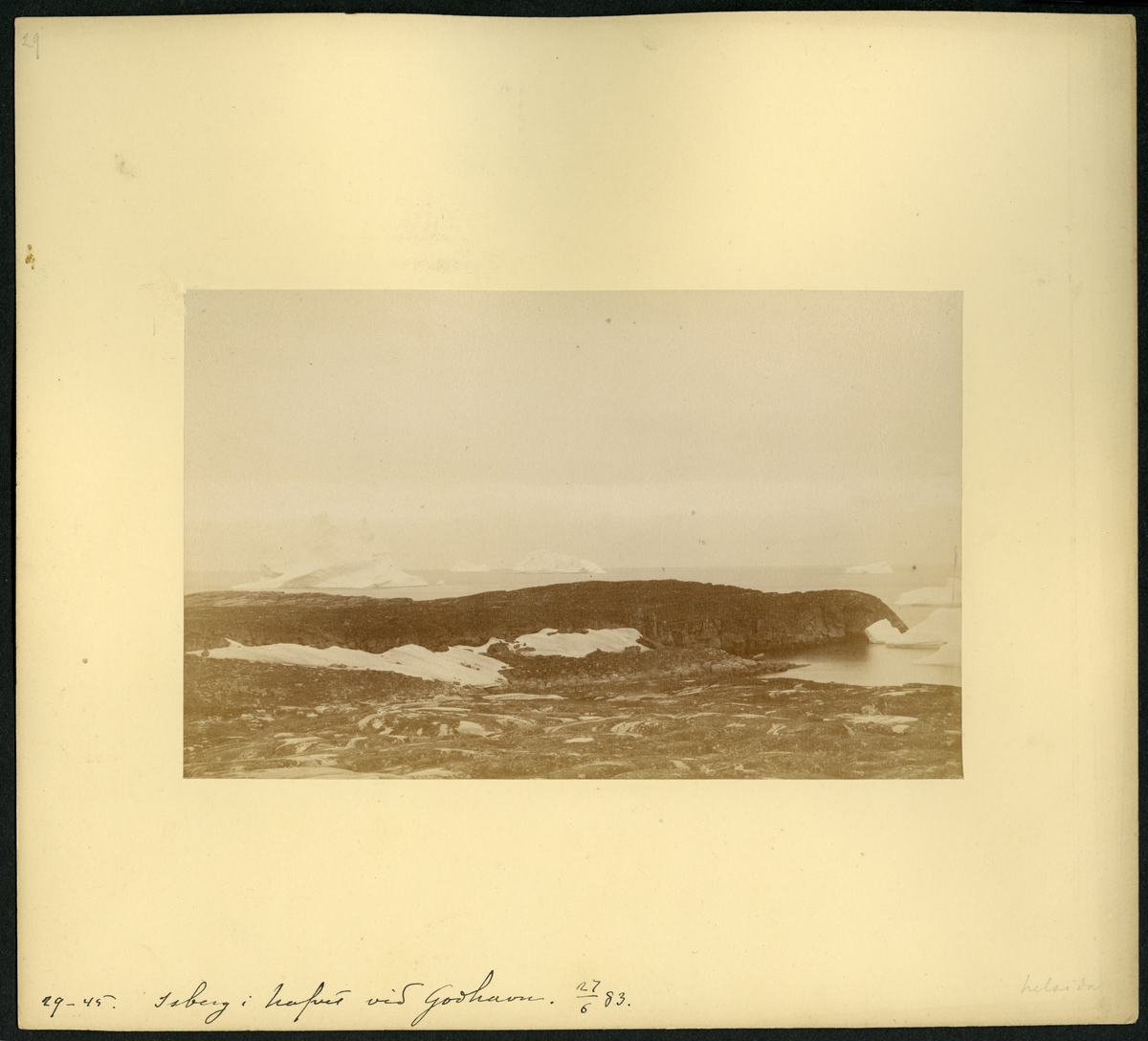 Svenska Grönlandsexpeditionen 1883. Isberg i havet vid Godhavn/Qeqertarsuaq.