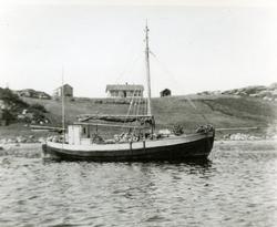 Joel Aunes båt med Løvøyneset i bakgrunnen