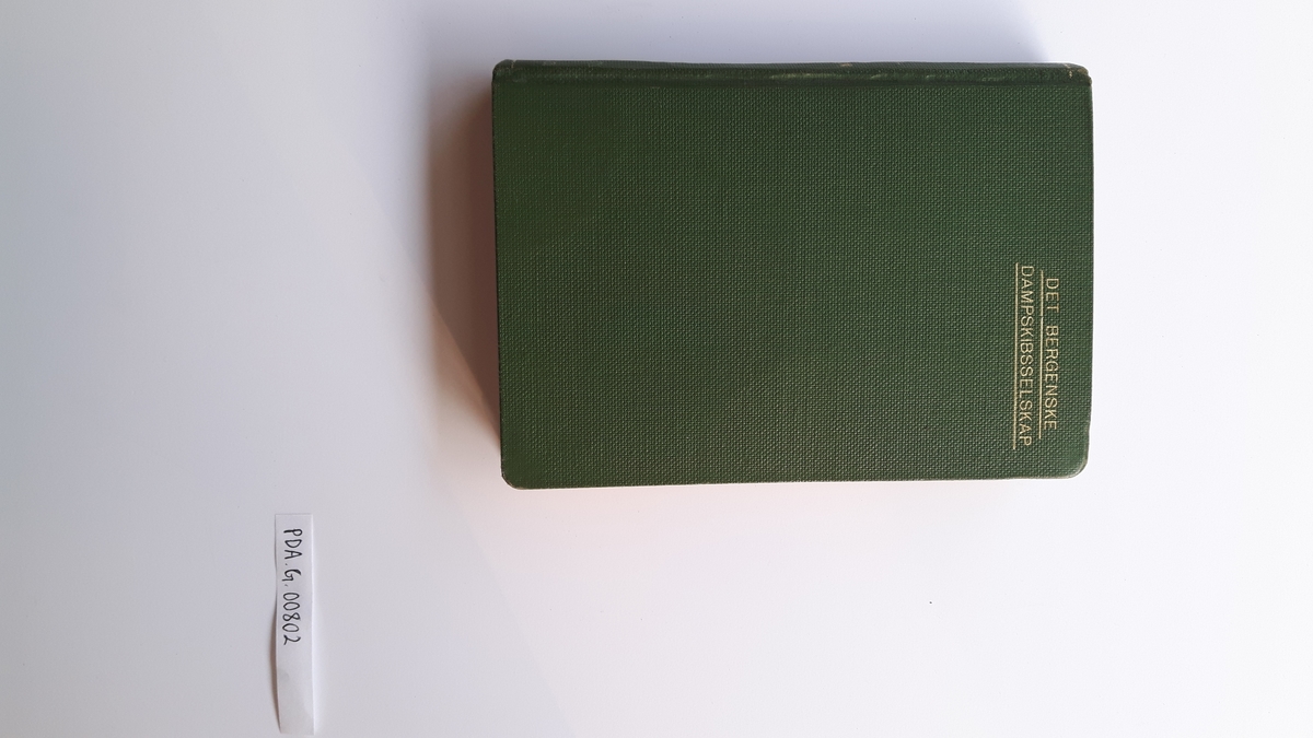 Grønn perm med grønn og brun blomstermønstret innside.
På innsiden av perm er det klistret inn "Regler for utlån av bøker ombord".

"Mot muren" er et skuespill i tre akter.