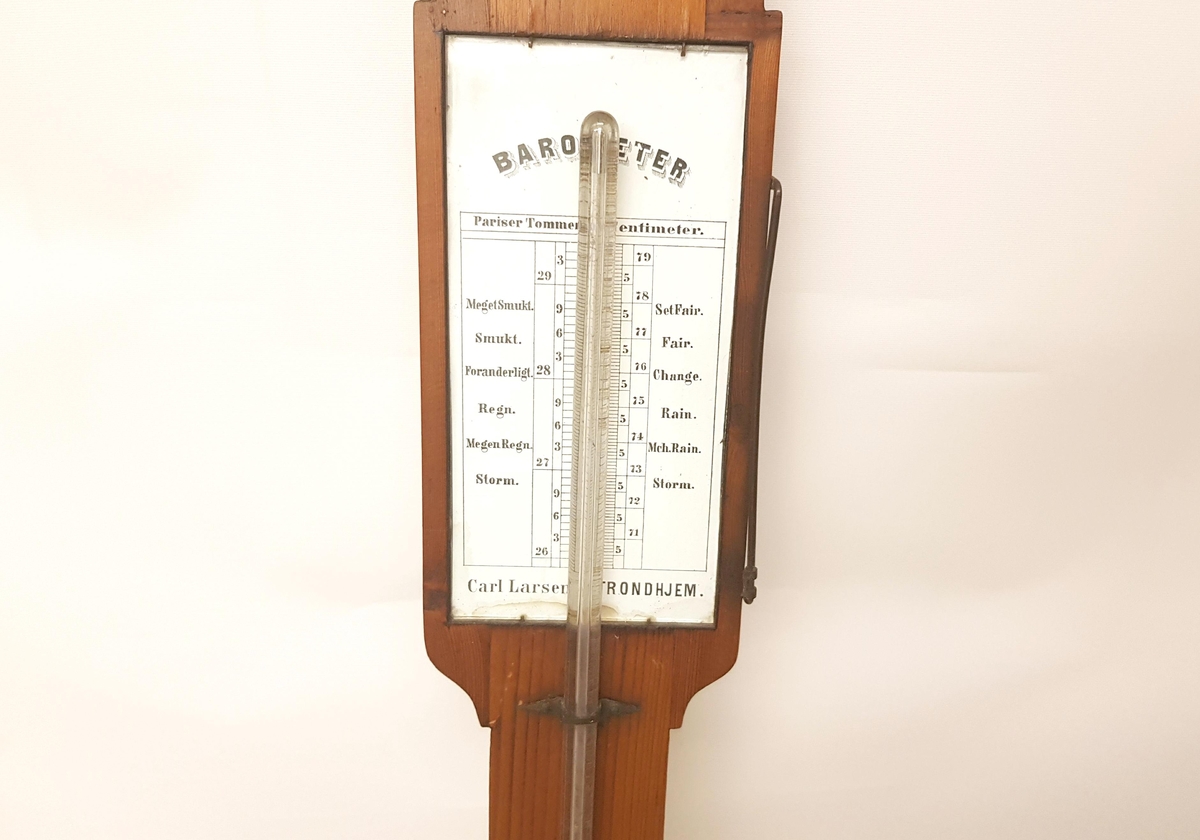 Avlangt barometer i treverk, produsert av Carls Larsen, Trondhjem.