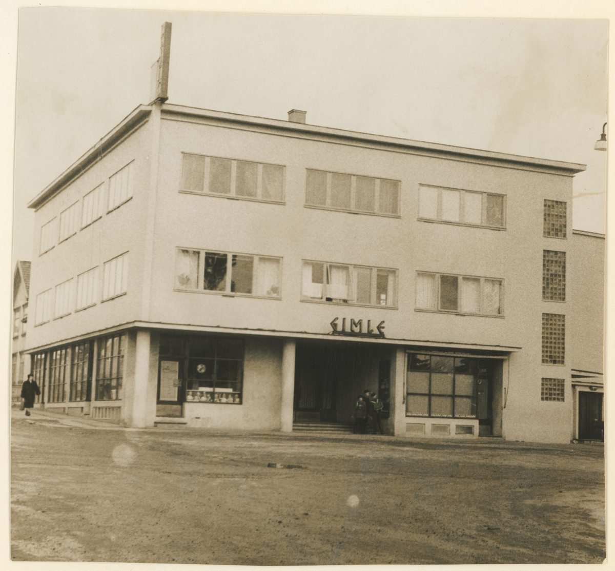 To bilder fra Gimle.

Bilde 1:
Hovedbygningen, årstall 1936.
Historikk: Ble flyttet til Kubberød; mens det stod på Gimle brukt som pensjonat i en tid.

Bilde 2:
Gimle kino, reist i 1938.