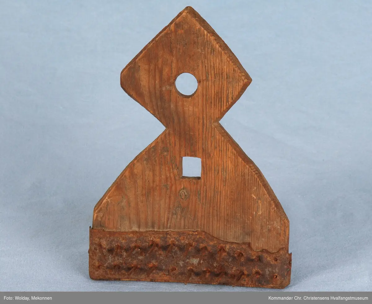 Form: Flatt trebrett med rombeformet håndtak
