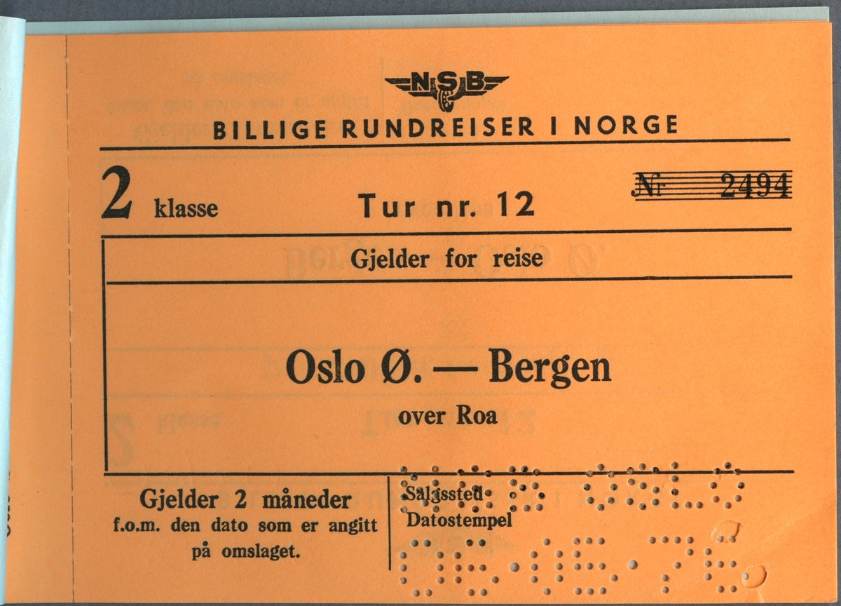 Rundresebiljett för tåg och båt för Triangelturen.  Resan börjar i Oslo. Priset är 275 kronor. Biljetten har en stämpel i nedre högra hörnet där det står " NSB Reisebyrå 6 mai 1976"
På baksidan står "H. Clausen" handskrivet i nedre högra hörnet.
På nästa sida finns information om resväg.
Biljett 2:a klass för resan Oslo via Roa till Bergen. Biljetten är stämplad.
Biljett 2:a klass för resan Stavanger via Kongsberg till Oslo. Biljetten är stämplad.
På baksidan finns information om resevillkor.