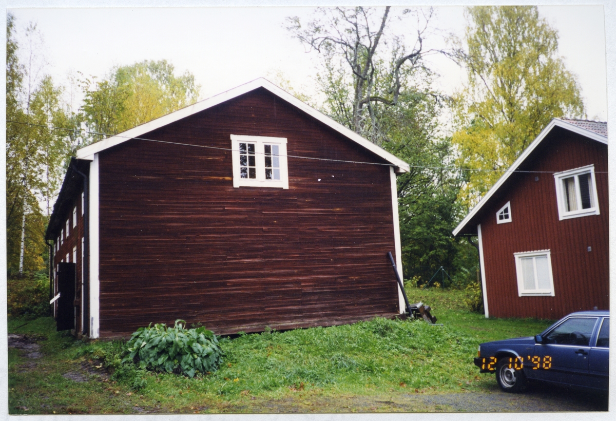 Skinnskatteberg sn, Skinnskattebergs kn, Ämthyttan.
Redskapsbod-vedbod, 1998.
