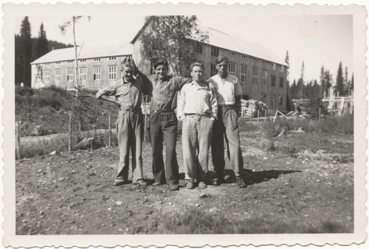 Fra Trofors 1940–41. Fra venstre står Johan Lien, Nordaune, Pedersen og R. Hjelle.