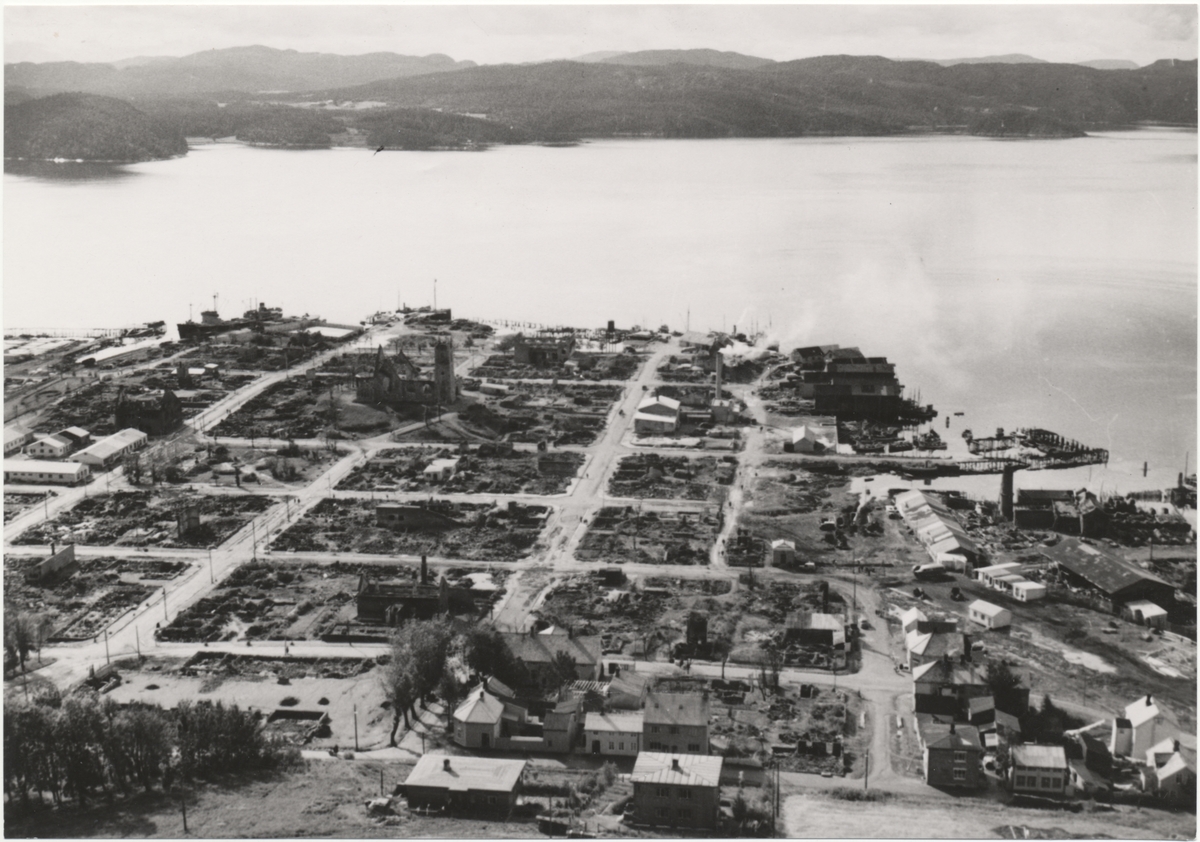 Utsikt over Namsos sentrum etter bombingene i 1940.
