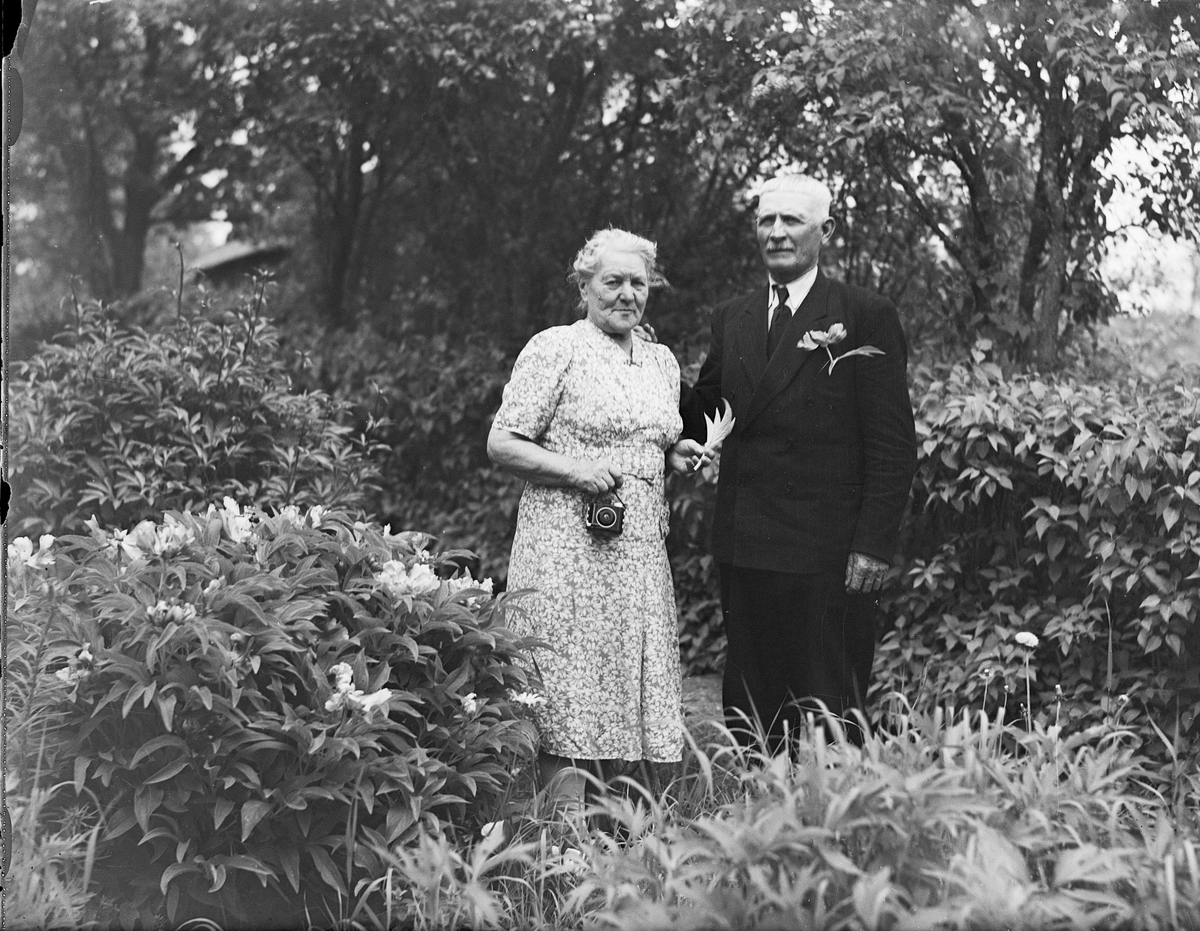 Kvinna och man i trädgården, Östhammar, Uppland