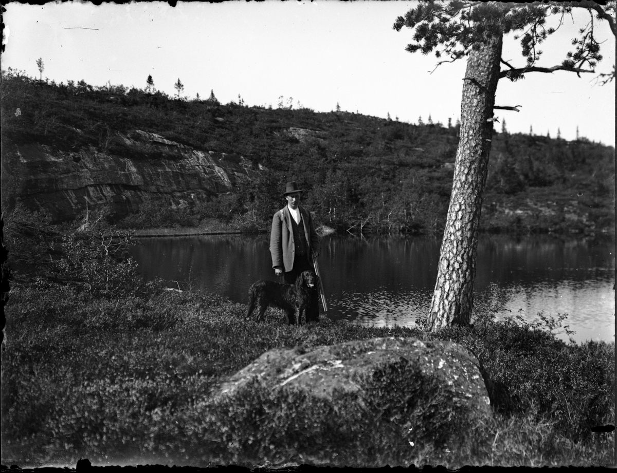Fotosamling etter Bendik Ketilson Taraldlien (1863-1951) Fyresdal. Gårdbruker, fotograf og skogbruksmann. Fotosamlingen etter fotograf Taraldlien dokumenterer områdene Fyresdal og omegn. 
Portrett, Hauge ved Stemmtjønn under jakt.