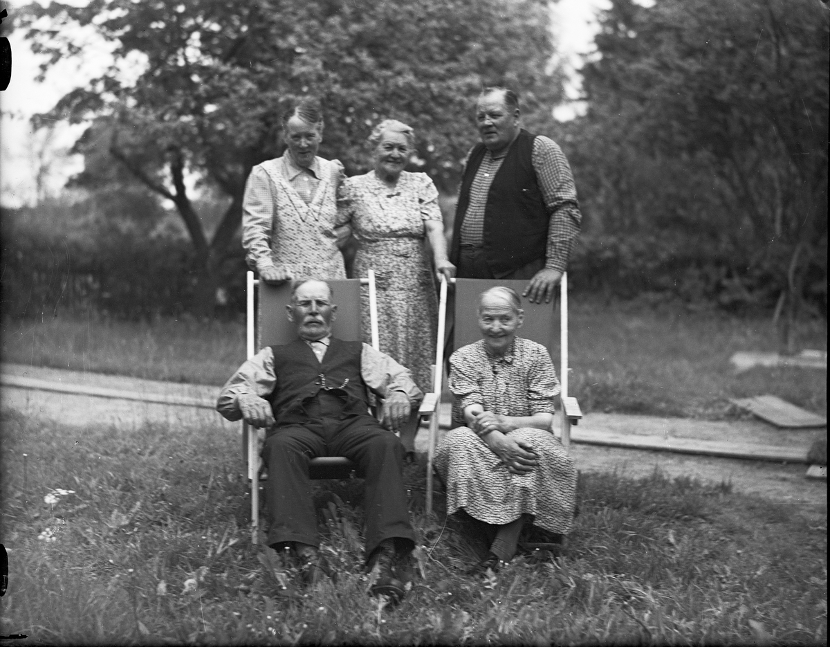Tre kvinnor och två män i trädgården, Östhammar, Uppland
