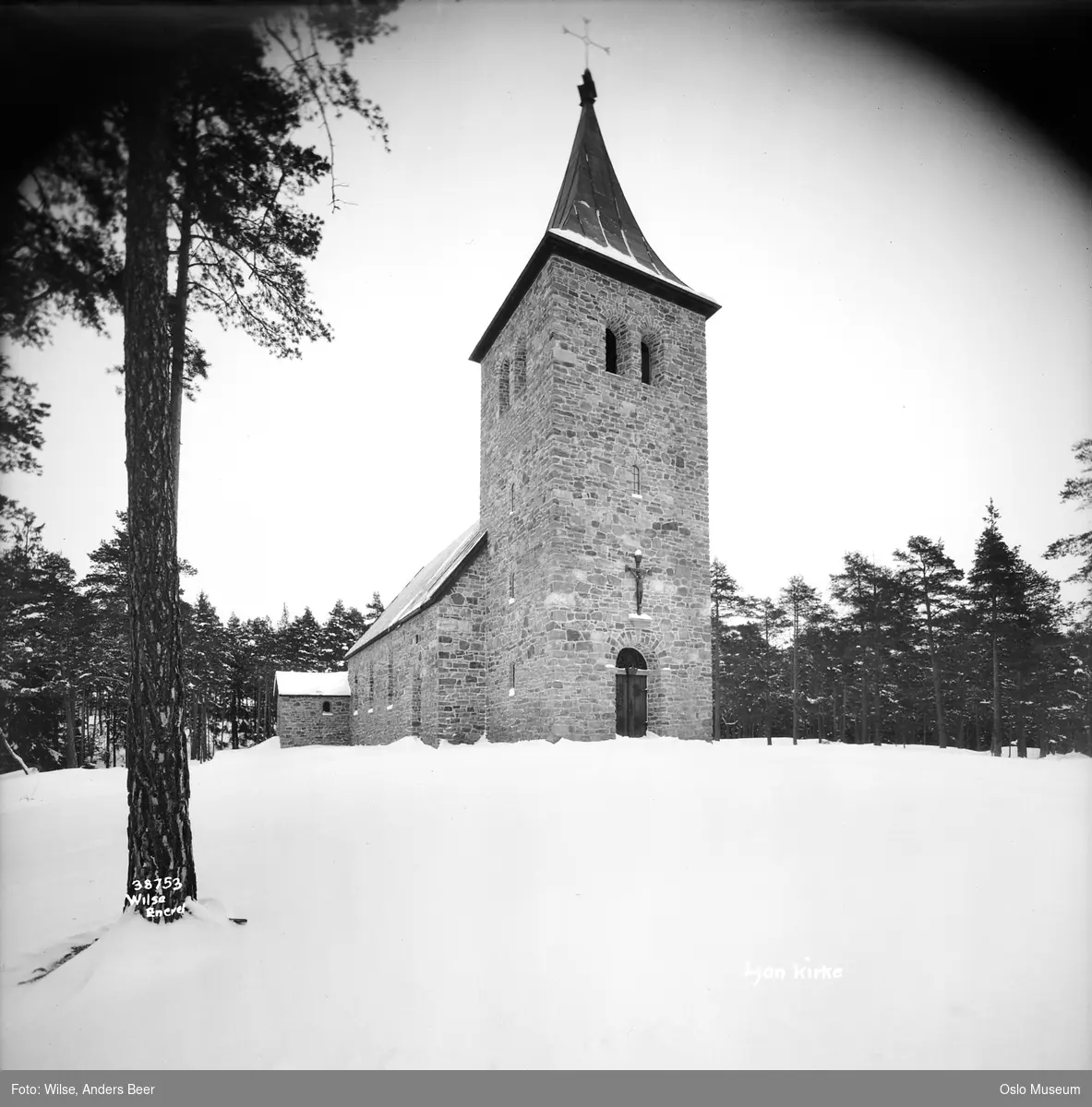 Ljan kirke, skog, snø