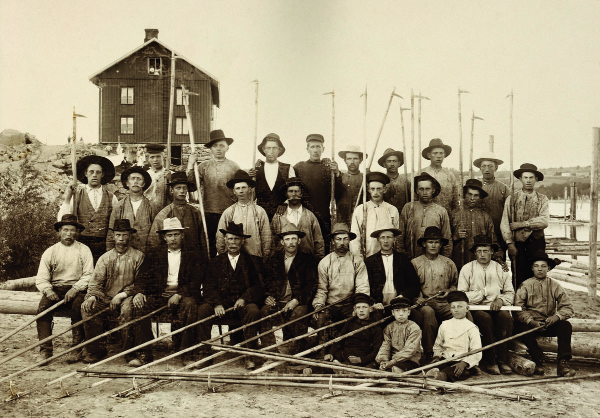 Fløterlag ved arbeiderboligen Sootbrakka 1899. Foto: MiA - Museene i Akershus