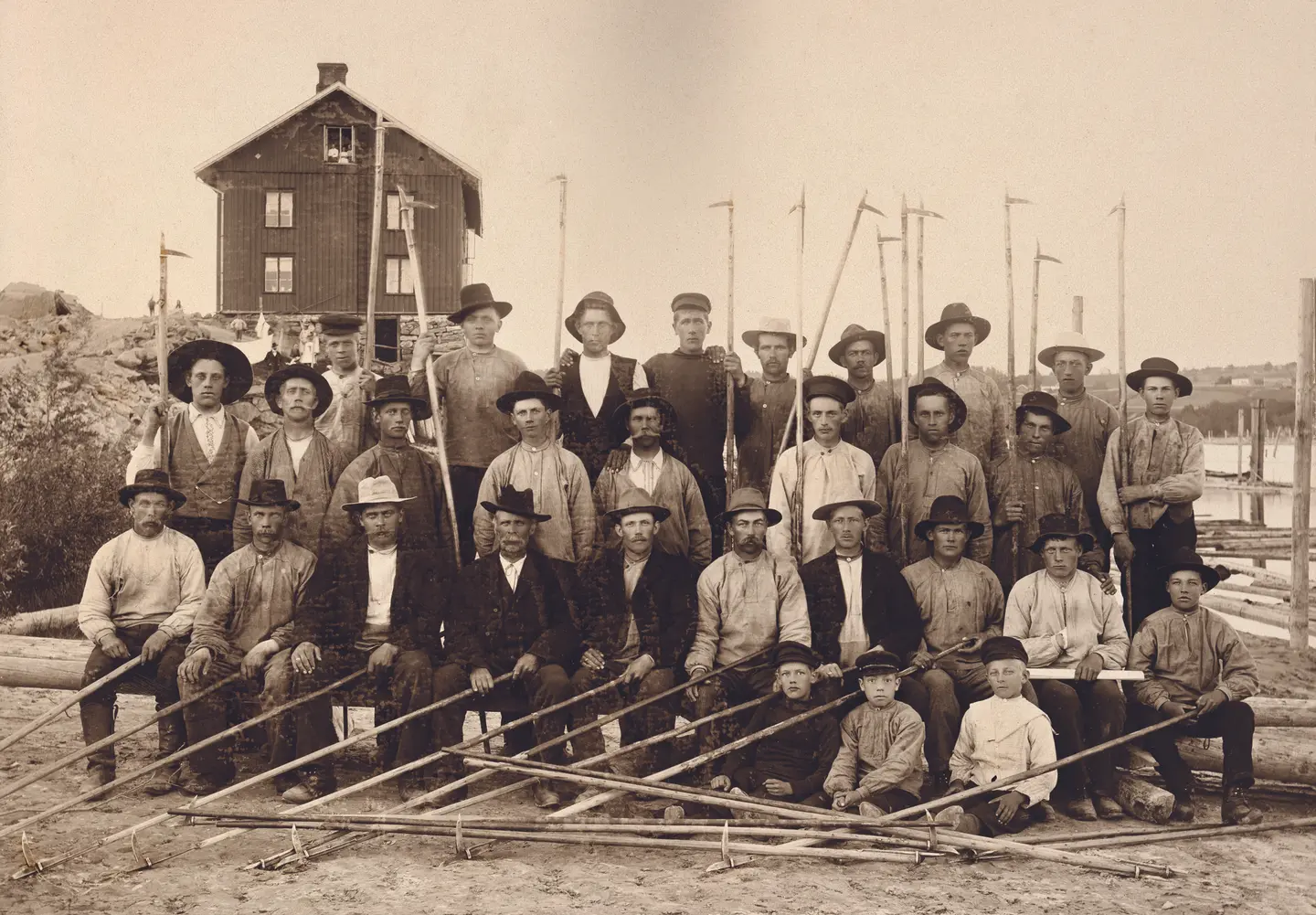 Fløterlag ved arbeiderboligen Sootbrakka 1899. Foto: MiA - Museene i Akershus