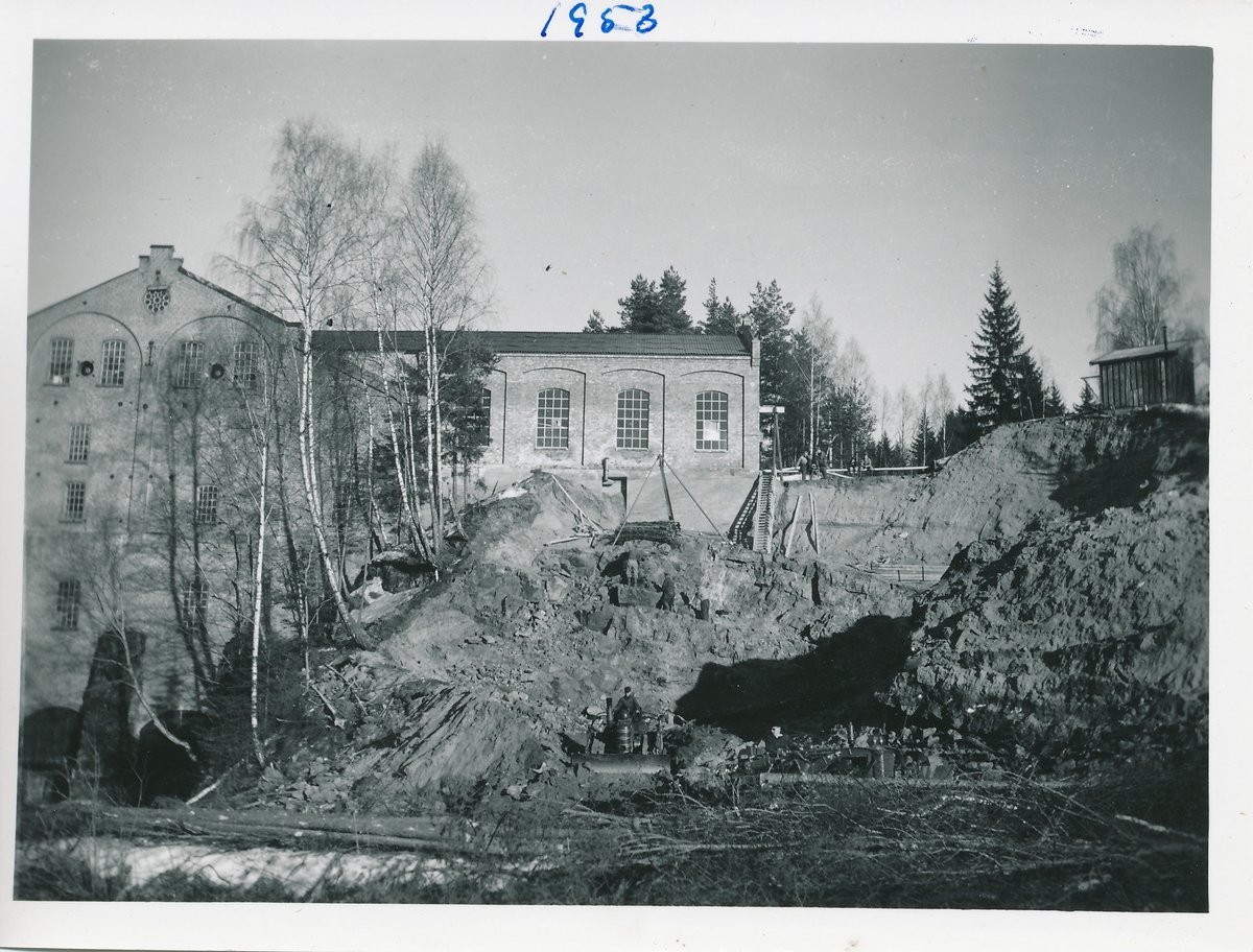 Gravearbeider for anleggelsen av kraftstasjon Kistefoss II ved siden av tresliperiet.