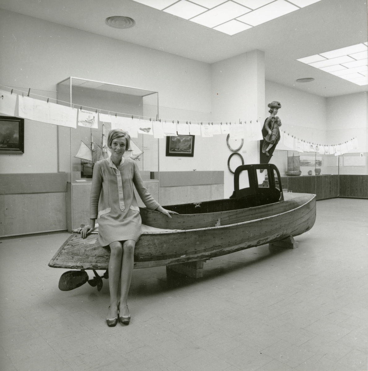 Motorbåten DIXIE i Sjöhistoriska museets lokaler i samband med utställningen "Framtidens nöjesbåt" år 1968.