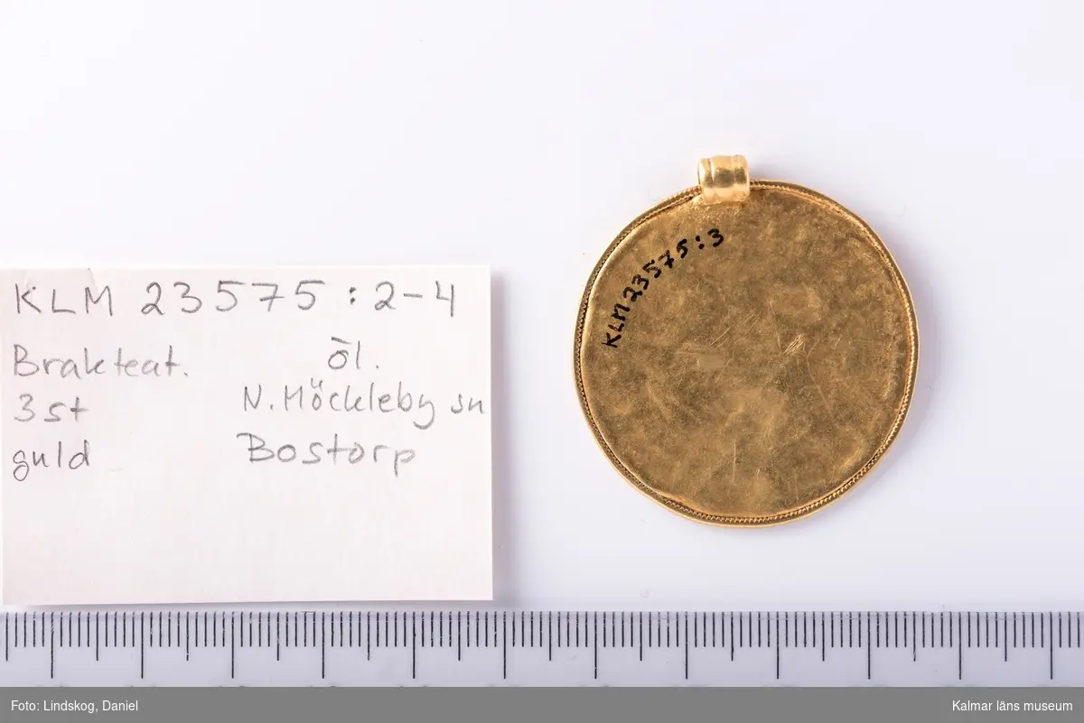 KLM 23575:3  Brakteat, av guld. Skatten ursprungligen nedlagd i en lerkruka av vilken fragment återfanns.