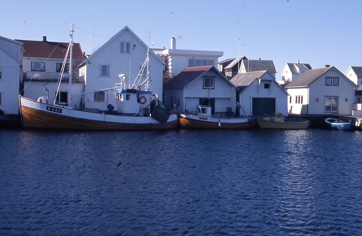 Bygningsmiljø frå Ydstebøhamn, Kvitsøy. Sjøhus, naust, fiskebåt.