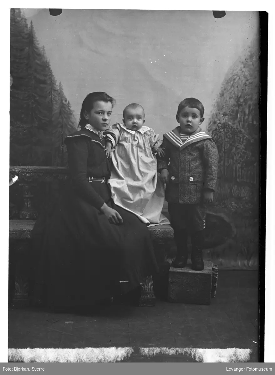 Gruppebilde av  Gudrun Amalie Andresen Bakken med Anton Rostad sine barn.