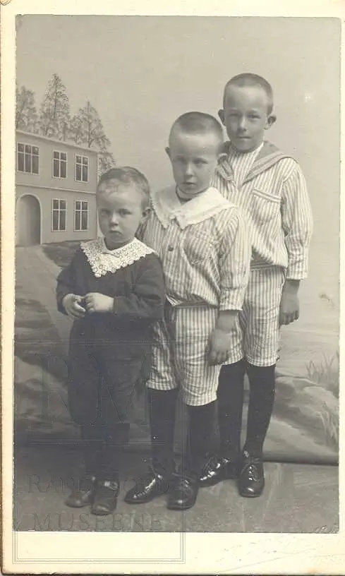 Fotoalbum fra gården Øvre Næs Vestre i Brandbu. Portretter av familien Næs m fl