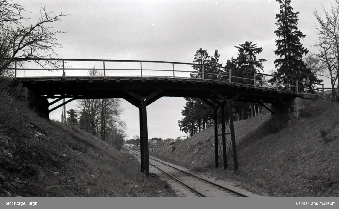 Bro över Sj Läckeby - Rockneby vid Åsarna 1.100 meter väster om riksväg 15 på väg Åsarna - Skammelstorp - Petersborg - Lilla Vångerslätt i Kalmar kommun. Foto, under bron från söder.