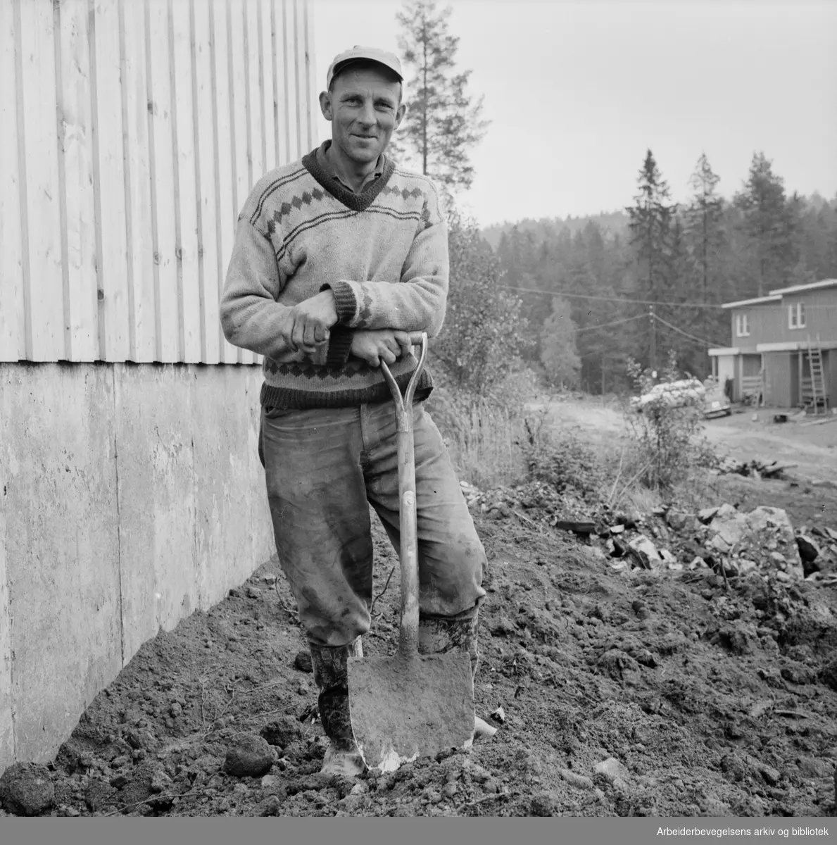 Bygningsarbeider Nils Marigård fra Søndre Land jobber på et nybygg for OBOS ved Eftasåsen og Unnarennet på Oppsal, september 1964.